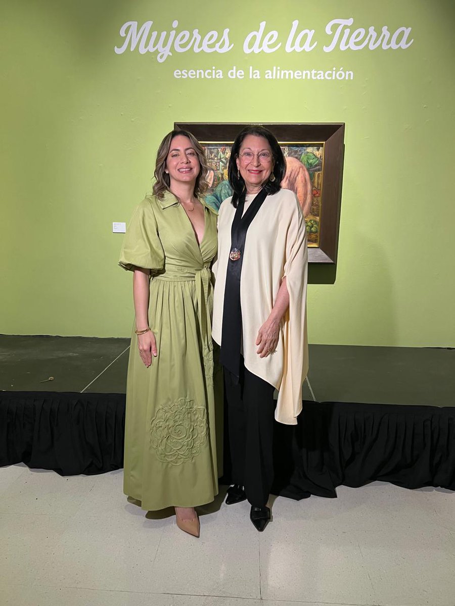 mude_rd's tweet photo. ¡El arte y la tierra se unen para honrar a la mujer en los sistemas agroalimentarios! 

Nuestra Directora Ejecutiva, Rosa Rita Alvarez, asistió a la inauguración de la exposición "Mujeres de la Tierra: Esencia de la Alimentación" en el Museo de Arte Moderno.

Hasta 15 de agosto https://t.co/oJWX9ye3d1
