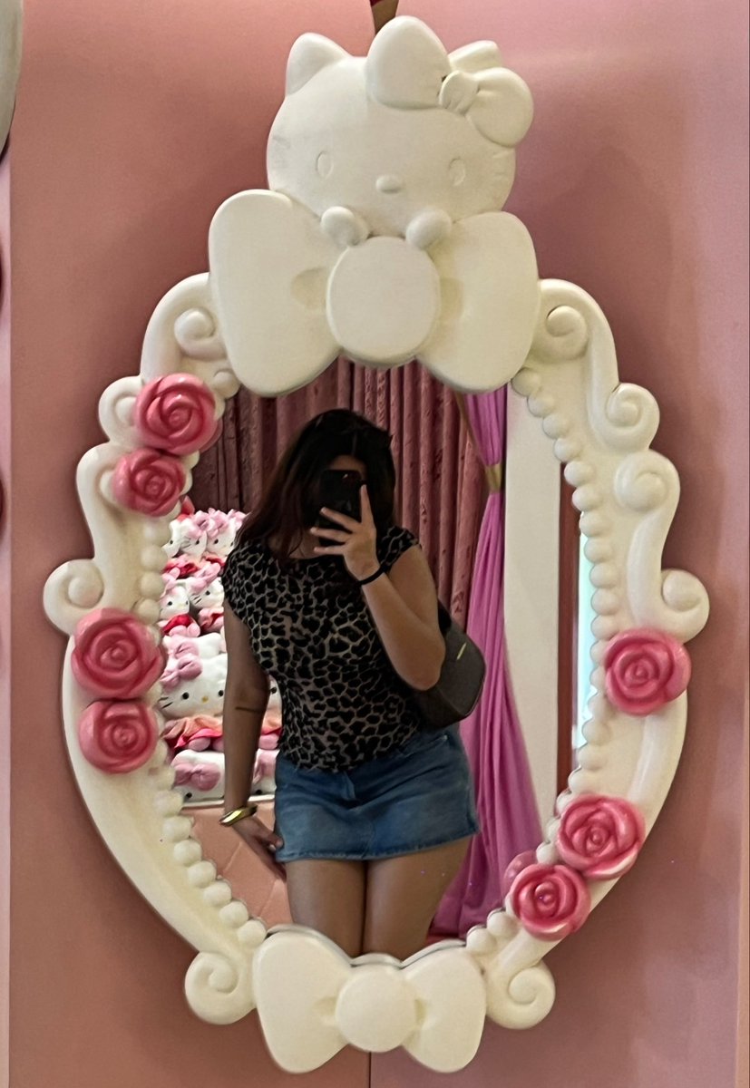 madchic101's tweet photo. was in hello kitty heaven🎀 https://t.co/vwP9Tpu2Gw