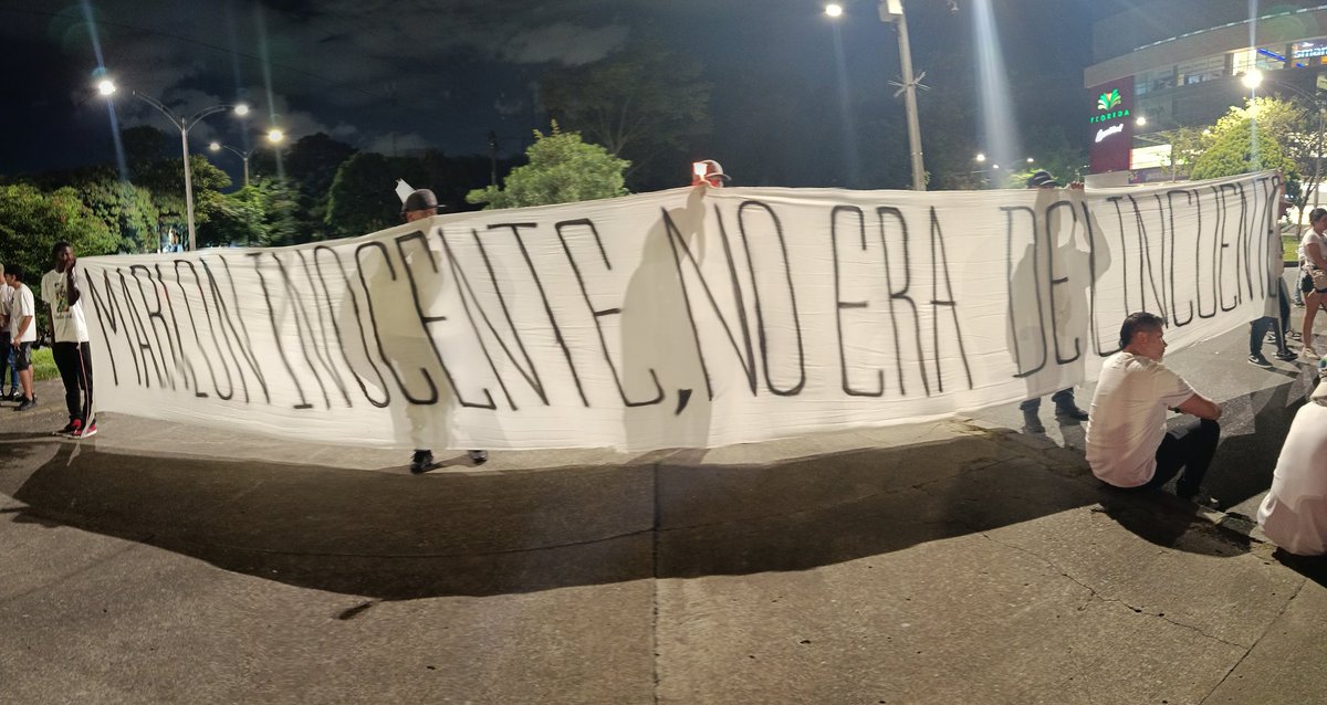 GDHMED's tweet photo. Acompañamos movilización, citada por la Familia de Marlon, joven que en extrañas circunstancias relacionadas con la @PoliciaMedellin resultó asesinado por disparos.
Su familia exige justicia y transparencia en el proceso, así como la separación del cargo del policial implicado. https://t.co/a7TswacZe0
