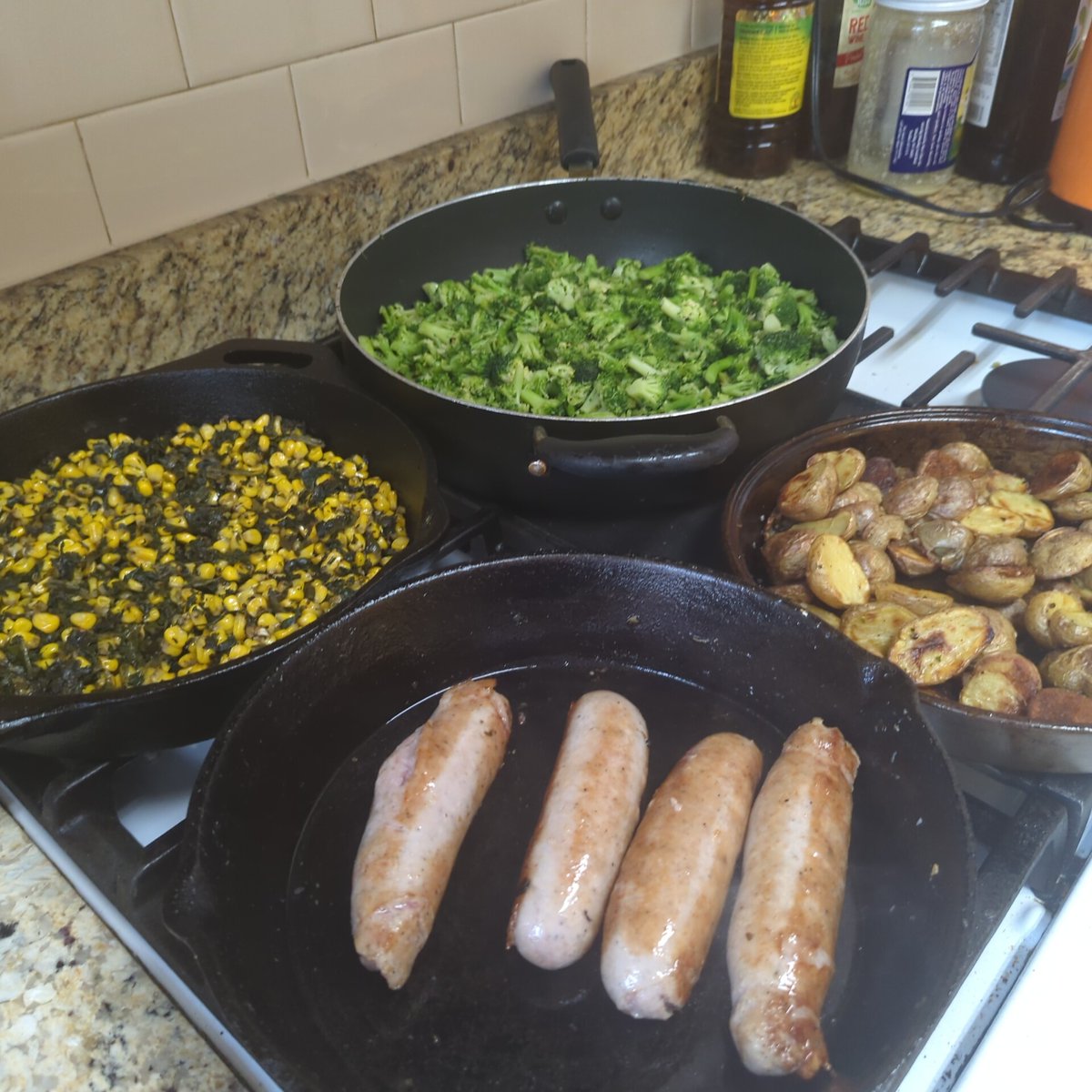 CaesarEkya's tweet photo. @gauravsabnis @himganj153 not your level of cookery but this is how I get a family of 4 fed in under 30 minutes. Thank God for frozen vegetables 😁. https://t.co/AK5fg2US4f