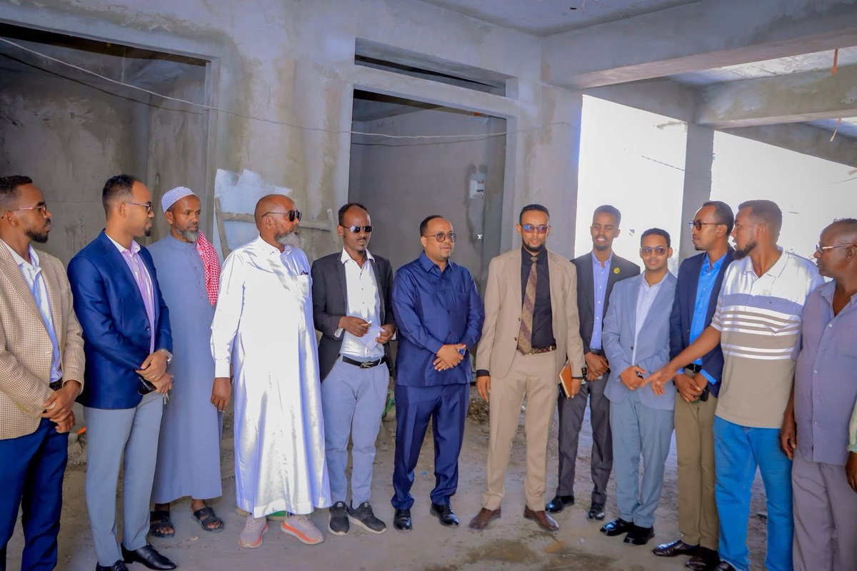 AdirahmanNur's tweet photo. I paid a visit to Waaheen Market, where I met with the market’s businessmen/women &amp; listened to their concerns regarding trade &amp; market operations. The visit is part of the Ministry’s ongoing efforts to engage directly with stakeholders and assess conditions on the ground. https://t.co/dRCIh7e3WK