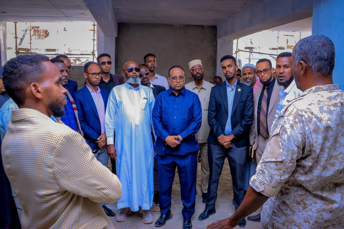 AdirahmanNur's tweet photo. I paid a visit to Waaheen Market, where I met with the market’s businessmen/women &amp; listened to their concerns regarding trade &amp; market operations. The visit is part of the Ministry’s ongoing efforts to engage directly with stakeholders and assess conditions on the ground. https://t.co/dRCIh7e3WK