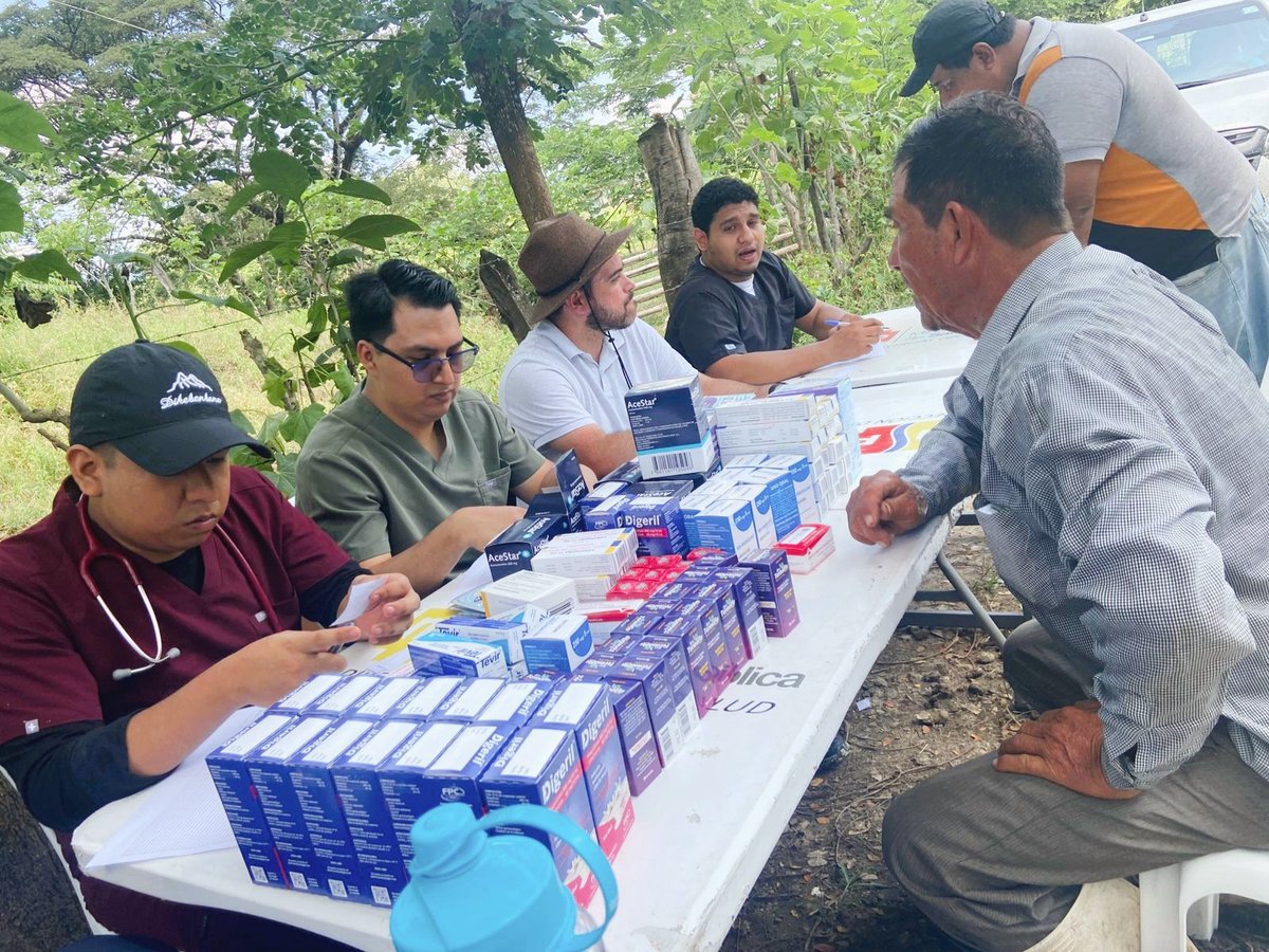 Salud_Guayas's tweet photo. #Balzar | Nos activamos de manera inmediata 👨‍⚕️👩‍⚕️🩺 ante la alerta generada por el desbordamiento del río Chicope y el estero Montañuela en los sectores San Pauleño, Chicompe Medio, María Torrez, Las Palmas y La Esperanza, este jueves. https://t.co/EkZ12T3u4Q