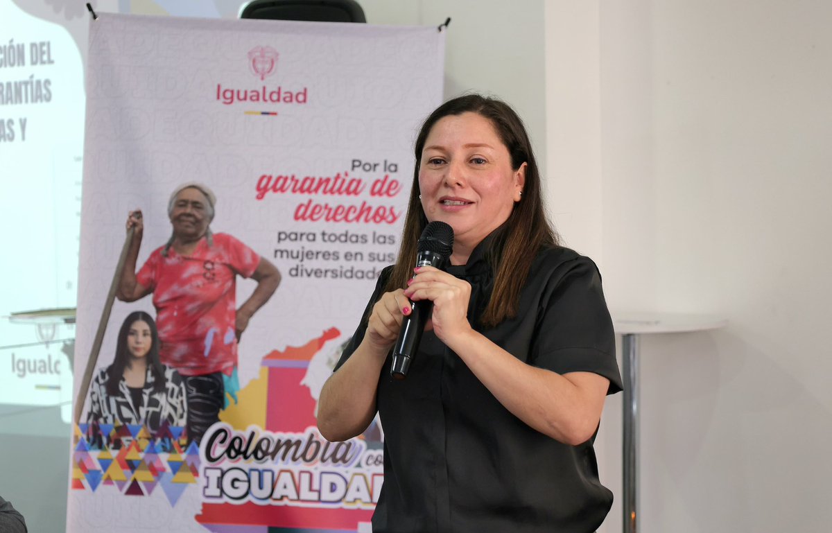 MinIgualdad_Col's tweet photo. Hoy instalamos la Mesa Amplia Nacional de Participación de Mujeres Lideresas y Defensoras del Programa Integral de Garantías para Mujeres Líderes y Defensoras (PIGMLD), un espacio de diálogo social e institucional para la protección y garantías para las defensoras y la construcción de paz con justicia social y de género. 

Desde el Viceministerio de las Mujeres del Ministerio de Igualdad y Equidad y la Dirección de Derechos Humanos del @mininterior impulsamos una política integral de prevención protección y garantías de no repetición, reconociendo el papel histórico de lideresas y defensoras como pilares de la democracia, los derechos humanos y la transformación de Colombia.

Con enfoque territorial, diferencial, de género y seguridad humana, este programa amplía garantías para las mujeres en todas sus diversidades defienden la vida y la paz en cada rincón del país. #ConDignidadCumplimos #ColombiaConIgualdad