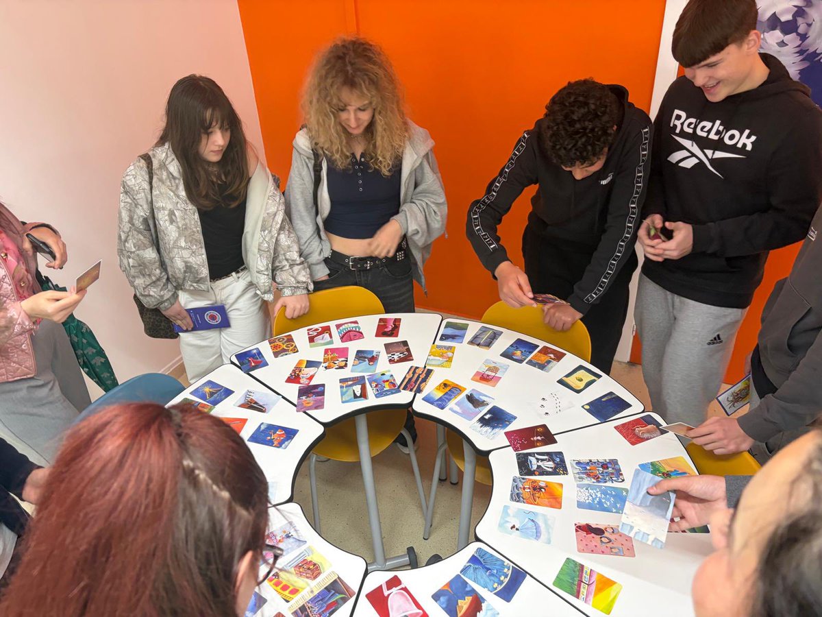 TaboadaChivite's tweet photo. Xornada Erasmus tecnolóxica:

O alumnado deseñou e programou videoxogos con Arcade, creando mandos personalizados mediante placas programables para xogar coas propias creacións. Unha experiencia práctica combinando programación, electrónica e creatividade.
@cfrourense 
@sepiegob https://t.co/nSsQw5arWh