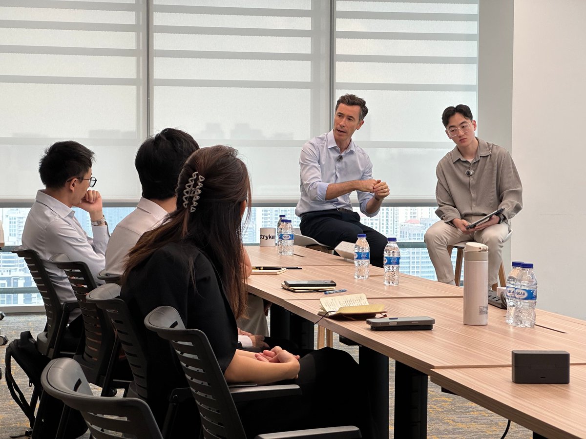 dukenus's tweet photo. On 4 May, 7 D-HIP alumni joined Stryker APAC President John Collings to talk about how to cross it: design thinking, systems thinking, and building bridges to the wider #medtech ecosystem. This is what industry-academia #collaboration looks like in practice. 🔬

#DukeNUS https://t.co/CNnem7tpsH