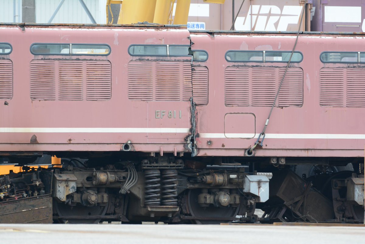 48katashiyo's tweet photo. #富山機関区
#EF81
#EF811
#解体
クレーンフック用の穴開けて解体中
解体で間違い無いですね。
合掌。 https://t.co/vkyzP6JGzc