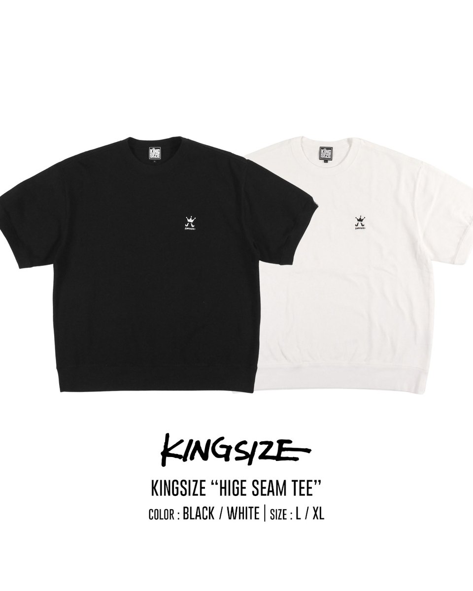 kingsize_05's tweet photo. 【5月15日(金) 発売】

KINGSIZE（キングサイズ）“HiGE SEAM TEE”

https://t.co/wRSOKZKhjn

COLOR : Black / White
SIZE : L / XL
PRICE : 7,150円

肉厚な綿100%のヘビーウェイト天竺を使用したTシャツ。
胸元にアイコニックな「HiGE」ロゴを刺繍。裾の溜まり具合や袖のボリューム感が魅力の一着。 https://t.co/jMF1feoKow