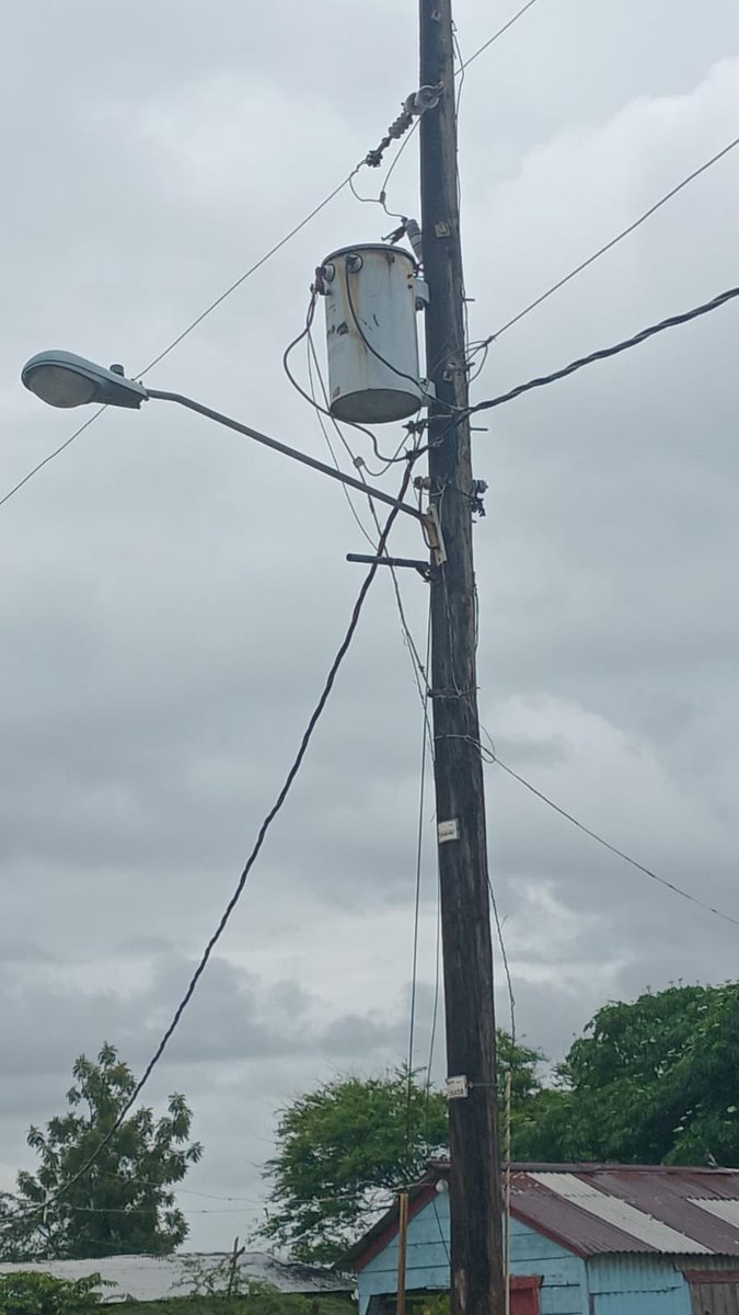 elguazarero's tweet photo. @EdesurRD Residentes en el barrio los solares de Milton parte arribade Barahona, sin energía eléctrica ⚡️ por la explosión de un transformador en la calle 2da próximo a la escuela Miledi Lebreaut el pasadoDomingo y EDESUR no ha resuelto nada https://t.co/0qtCAtfbep