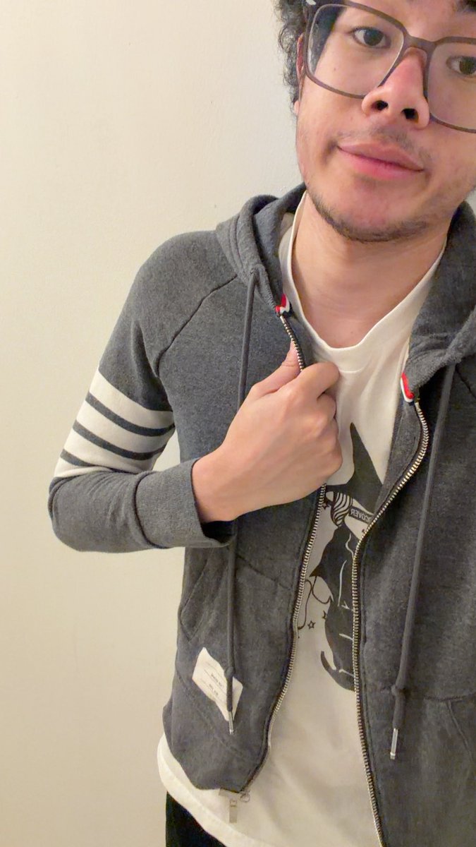 studying_10's tweet photo. man this lil ass thon browne hoodie https://t.co/DfK60oW9OV