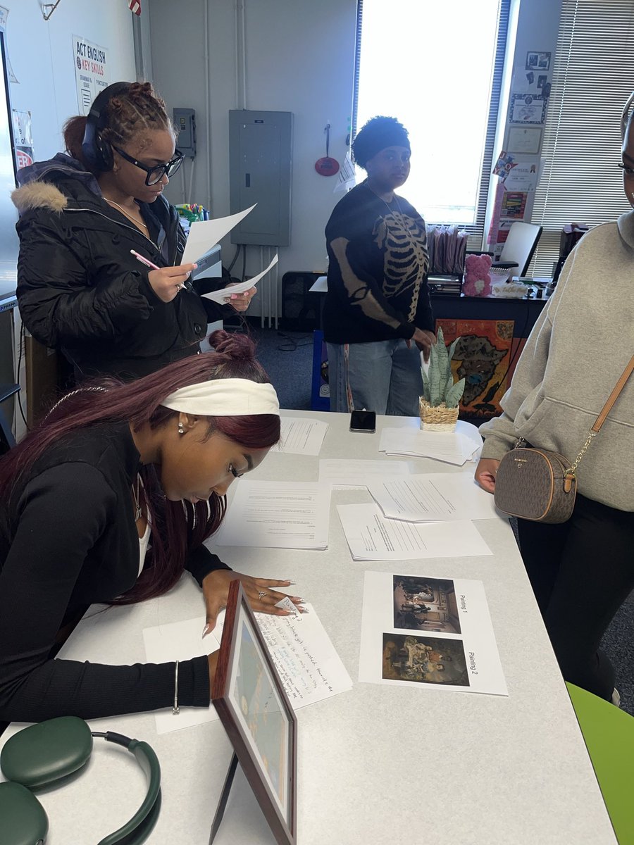 MsPool227's tweet photo. Part 2: My absolute favorite memory of this school year — seeing my AP Af. Am. Studies participate in the “Student Teaching Experience!” 🤩 #RichInStudentSuccess #RTHS #StudentTeachingExperience #APAAS https://t.co/qEEUM3L64G