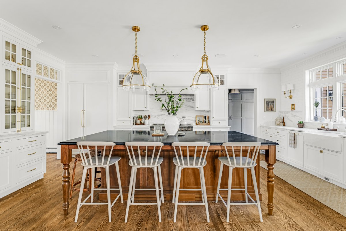 Transitionskbr's tweet photo. Timeless design meets custom craftsmanship! This stunning kitchen designed by the Transitions team, features Mouser inset maple cabinetry, a custom hood, a furniture-style wood island, and a beautifully built-in hutch for a truly one-of-a-kind look. 🤍🏡 https://t.co/jTnHekfcmg