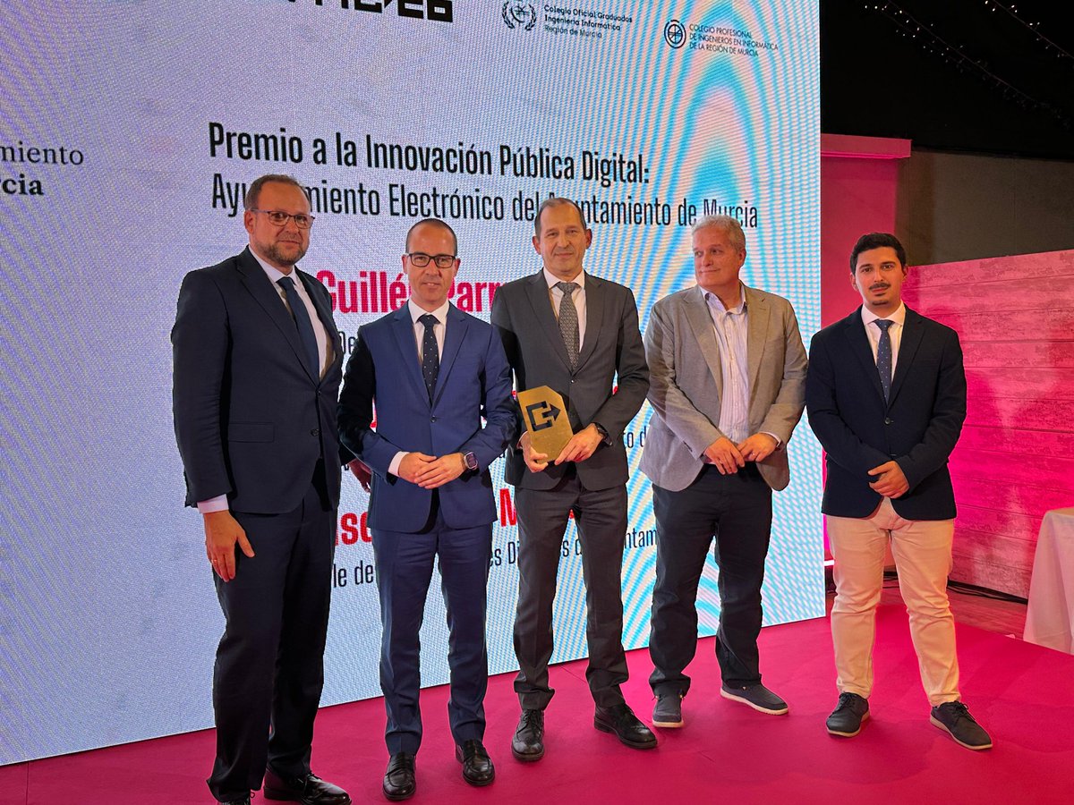 AytoMurcia's tweet photo. 📲 Gala de Premios #DíaTIC26

El concejal de Desarrollo Urbano y Ciudad Inteligente, @Ppguillenparra, ha recogido el Premio a la Innovación Pública Digital, entregado al Ayuntamiento de Murcia por la puesta en marcha del ayuntamiento electrónico TuMurcia. https://t.co/A6A9qjmh1L