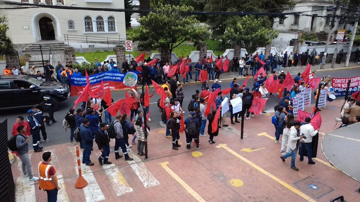 radiocarru's tweet photo. #UIO en los exteriores del #EPMMOP se realiza un planton pacífico liderado  por José Chusin del Comité de Empresa 15 de Noviembre  a fin de pedir a las autoridades estabilidad laboral y respeto a los derechos laborales, por lo cual entrarán en mesas de trabajo. https://t.co/ttqN8tbXa7