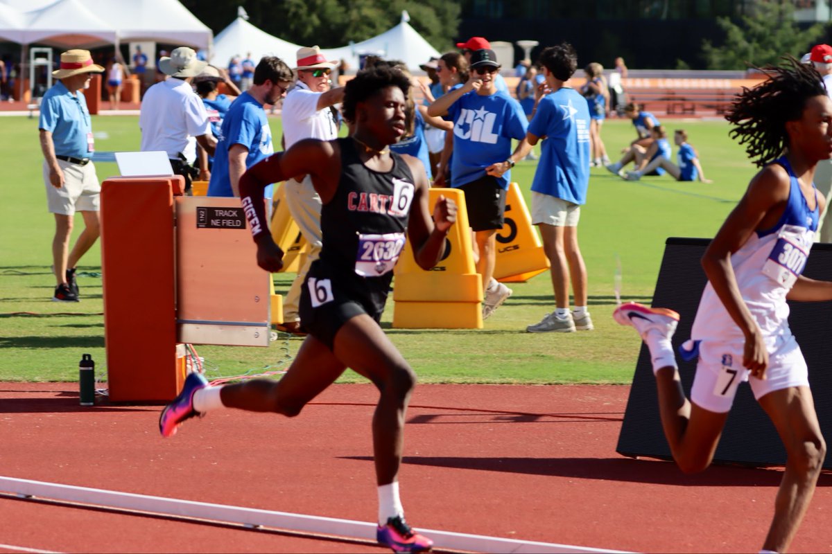 dallasathletics's tweet photo. Carter’s Charles Anderson wins the 4A boys 800M in a time of 1:54.57. He won silver last year. #PlayBIGDallas https://t.co/ydf6ypZ9Em