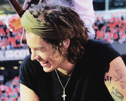 WhyLarryIsReal tweet media