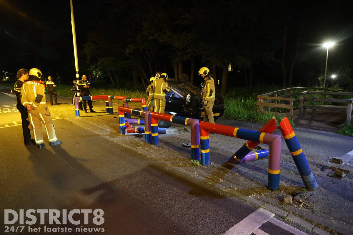 Auto over de kop na aanrijding met hekjes in Wateringen