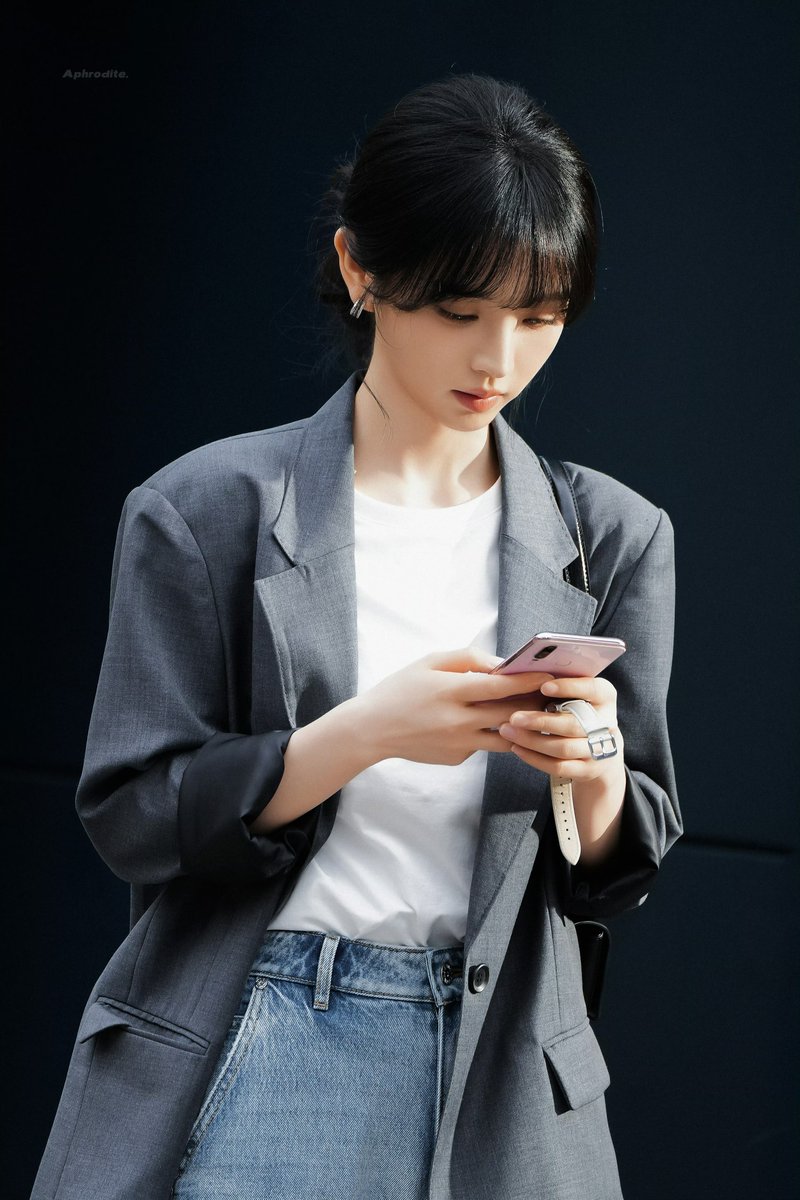𝒃 tweet media