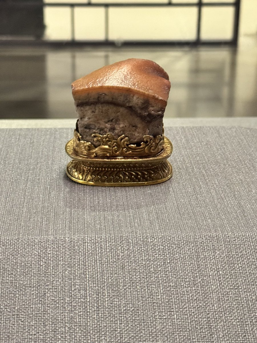 21Kyokuto's tweet photo. おはよう☀️  
華金✨そして今日は中華の日🥟
昨年、台湾の故宮博物院で
有名な「白菜」と「角煮石」を見て感動
その後ご飯屋さん行ったら、
まさかの“食べれる白菜”と“食べれる角煮石”出てきた🤣
本物そっくりすぎて、え、展示品持ってきた！？ってなった😂
しかもちゃんと美味しい🤤✨
職人技すごすぎる👏
#富山x会⛰️
#北陸twitter会
#企業公式が毎朝地元の天気を言い合う
