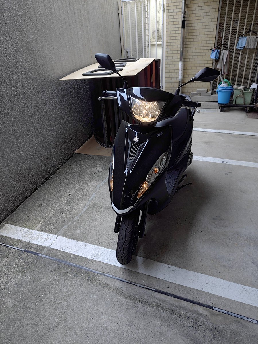 Gackn's tweet photo. NMAXくん、スマートキー不具合でバイク屋さん５泊、スマートキー本体を交換し無事に帰ってきました。

代車JOG125くん 燃費40km/L、ハロゲン球が良い感じです。

荒れた路面だと、足がバタバタして疲れる。

#NMAX155 #SG92J #スマートキー不具合 #スマートキー不良 #YAMAHA https://t.co/vxEwdX8Irb