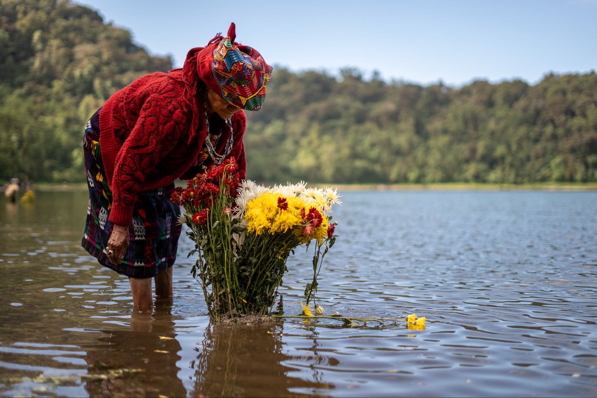 estebanbiba's tweet photo. La rotativa de la lluvia en la laguna Chicabal. https://t.co/ACa2z5DIaw