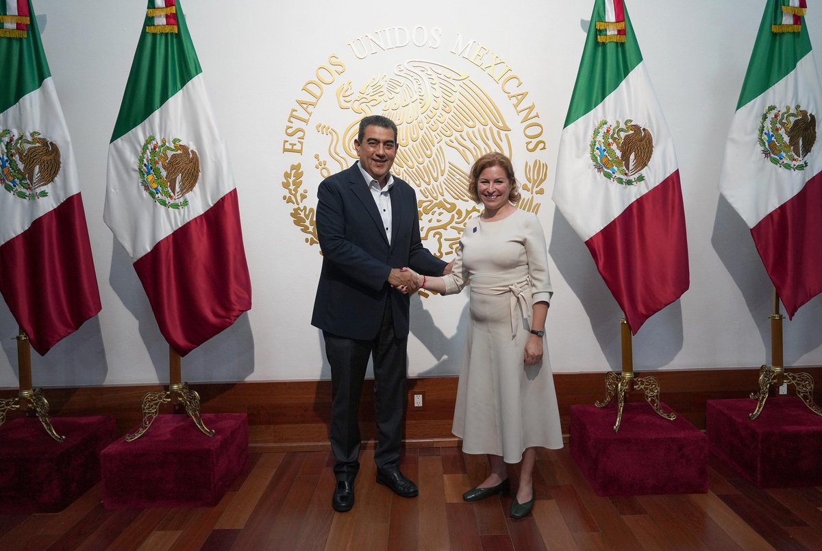 SergioSalomonC's tweet photo. Para México, el diálogo y la coordinación con organismos internacionales como la Agencia de la ONU para los Refugiados representa una gran oportunidad para fortalecer una visión compartida sobre la #MovilidadHumana, basada en la dignidad, los derechos humanos y la corresponsabilidad internacional, en línea con la política migratoria humanista que impulsa nuestra Presidenta, la Dra. @Claudiashein.

En este sentido, me da mucho gusto dar la bienvenida a @chiaraUNHCR, representante de @AcnurMexico, en su nueva encomienda y refrendarle el compromiso del @INAMI_mx para continuar construyendo puentes de entendimiento y cooperación en favor de quienes más lo necesitan.