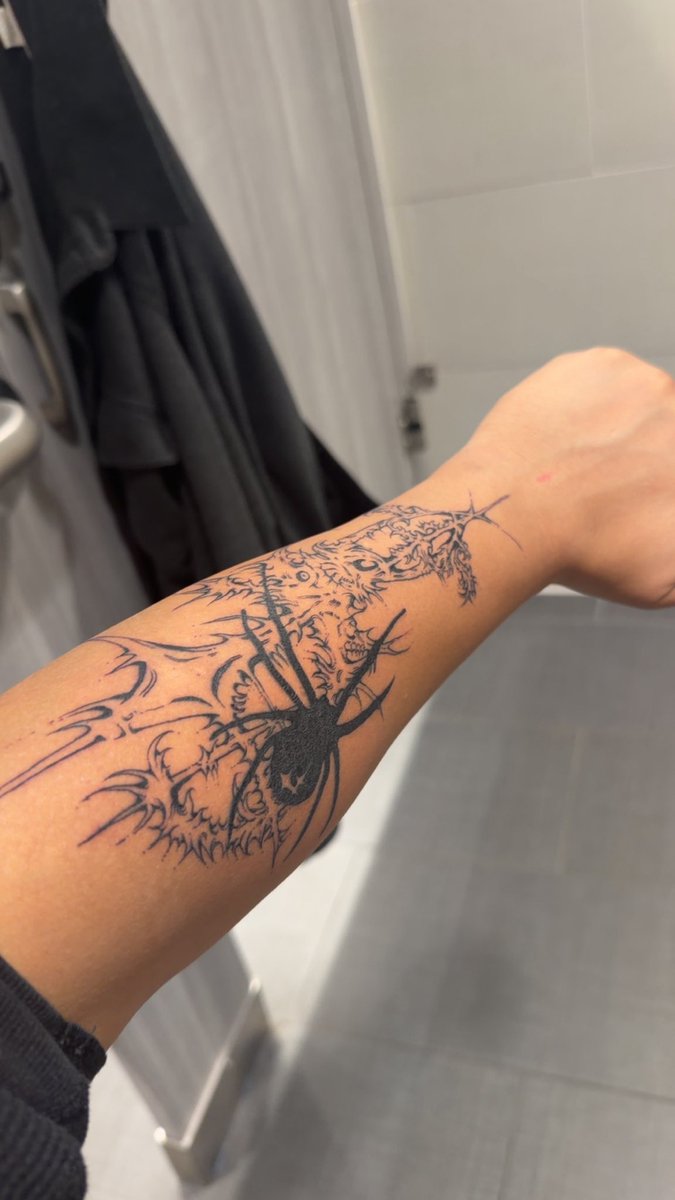 luvsumhead's tweet photo. tattoo https://t.co/EeFj7MrLfY
