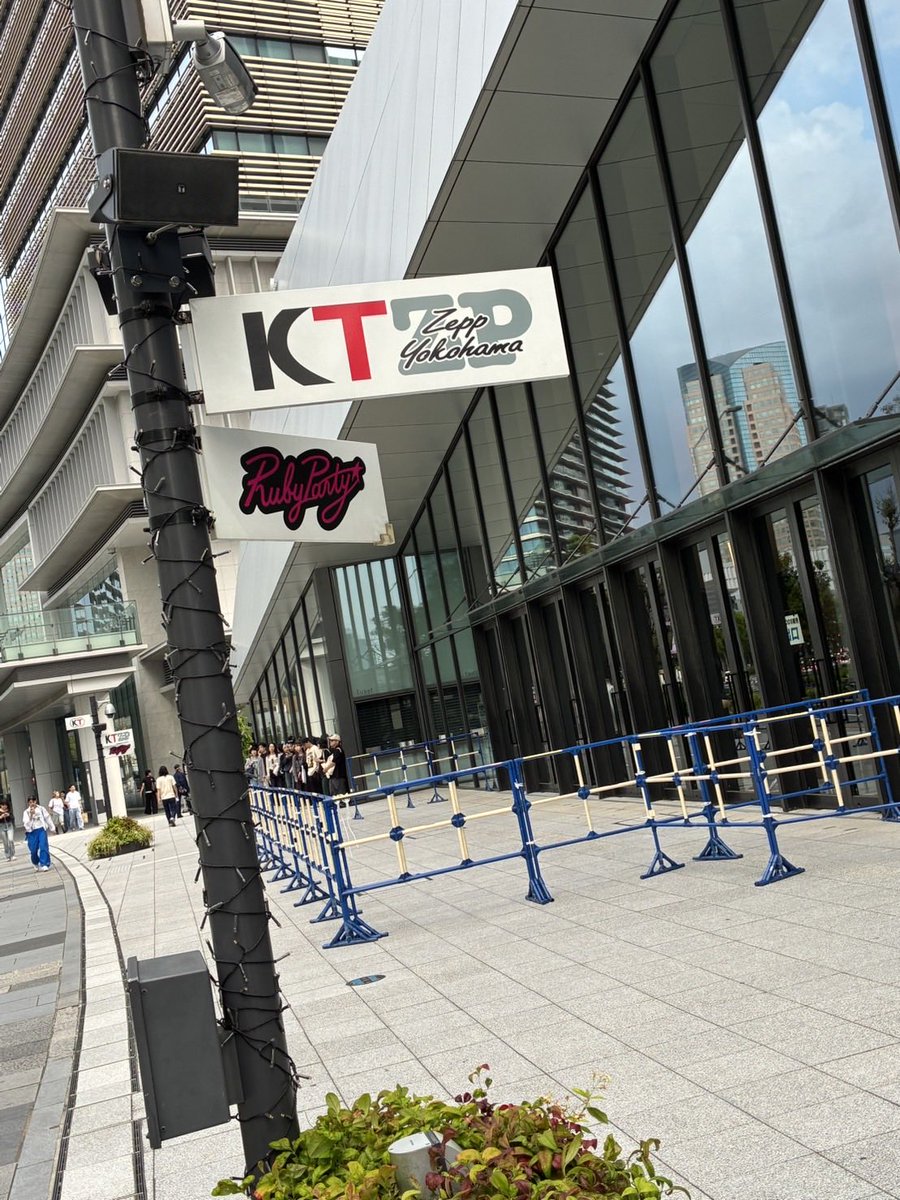 Happyhotaru217's tweet photo. 昨日は物販開始時間少し前についたらお目当てのものけっこう売り切れになってたので、今日グッズ購入予定の方は少し早めに並ぶことをオススメします〜
#suchmos https://t.co/qKPbkPnMCp