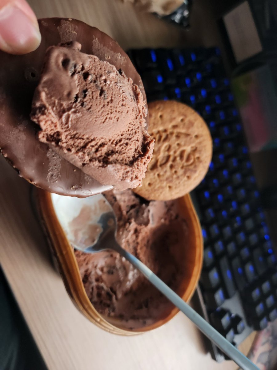 lee_skah's tweet photo. 이마트 노브랜드 초코칩 아이스크림 + 다이제 초코

맛있음 https://t.co/su7gYSrooh