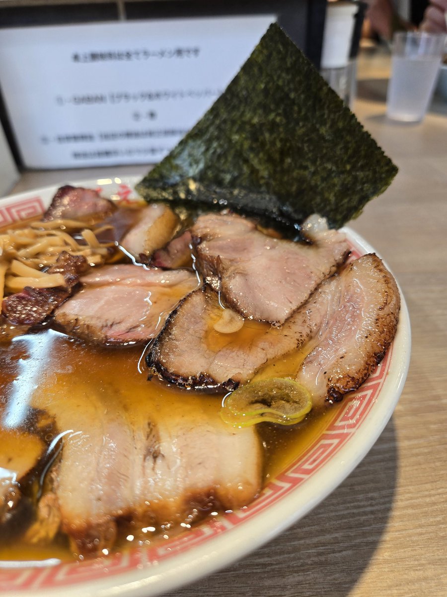 Shitozuka2's tweet photo. まるえ中華そば@巣鴨

【チャーシュー麺 醤油】
【豚飯】

いきなり随分混むようになってしまい💦久しぶりに入れた まるえ🍜🍥
担々Dayだが迷わず叉焼醤油&amp;豚飯を！

スープ 麺 叉焼 相変わらずぐんぐん深まってゆく旨さは限りがない。

旨過ぎる!!

#まるえ中華そば
#巣鴨 https://t.co/CEhDHQVCx4