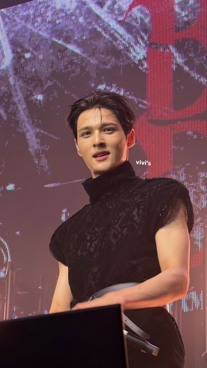 kyfront's tweet photo. quick what color shirt is he wearing 

#AMPERSANDONEINCOLUMBUS #AMPERSANDONE #MACKIAH #마카야 https://t.co/ALJHbAnoca