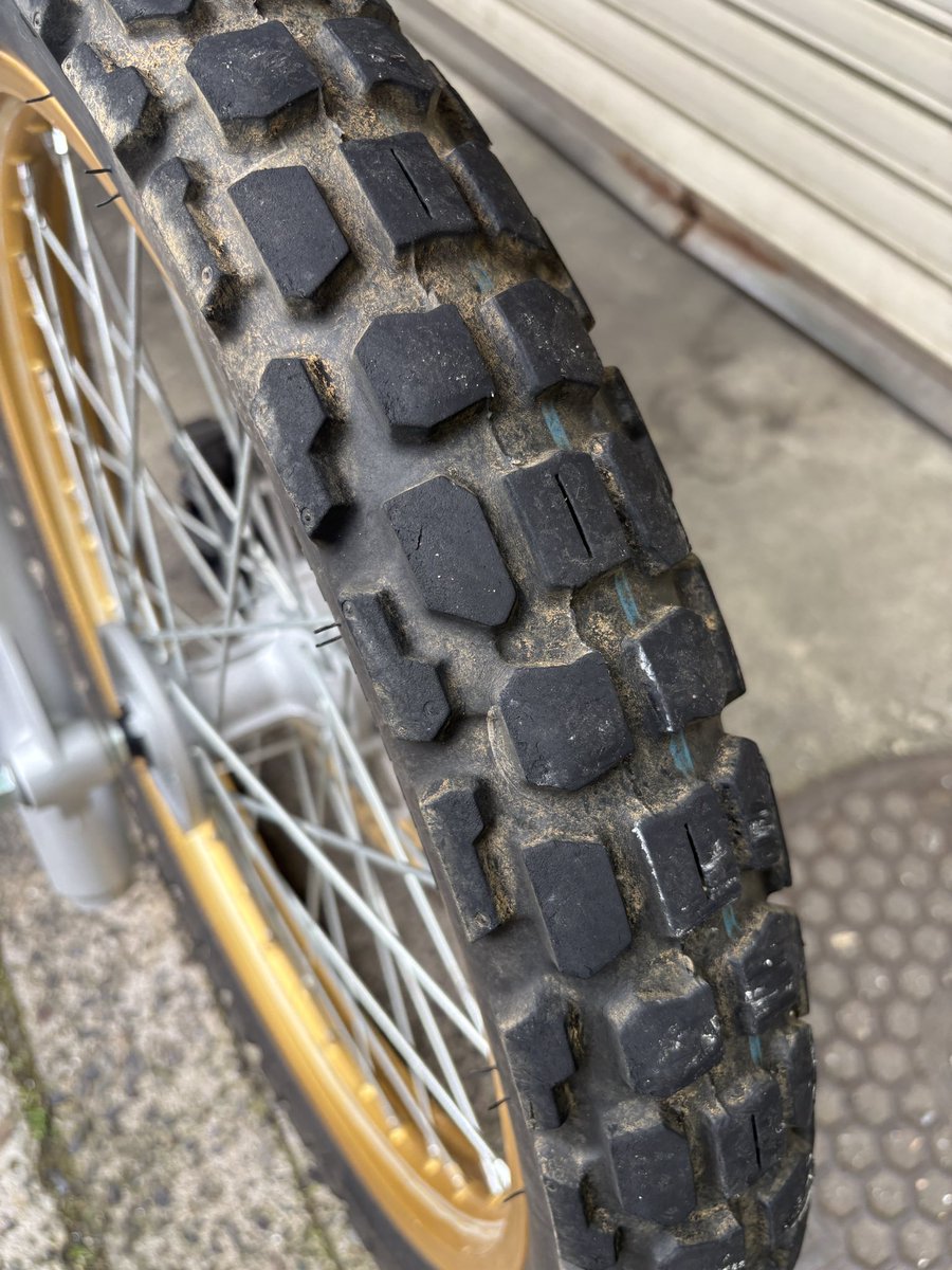 SR400FEL's tweet photo. #セロー
#タイヤ交換
#gp610
#IRC
知り合いの👇
(6月からタイヤ代
上がるって)情報ℹ️からの
この前の山道で全然泥かんで空転が懲りたので
バイク屋さんでタイヤ交換🛵
ノーマルタイヤから👇
IRC gp610😻
これで林道ツーリング楽しみ😺👍 https://t.co/BPsqqqSBsz