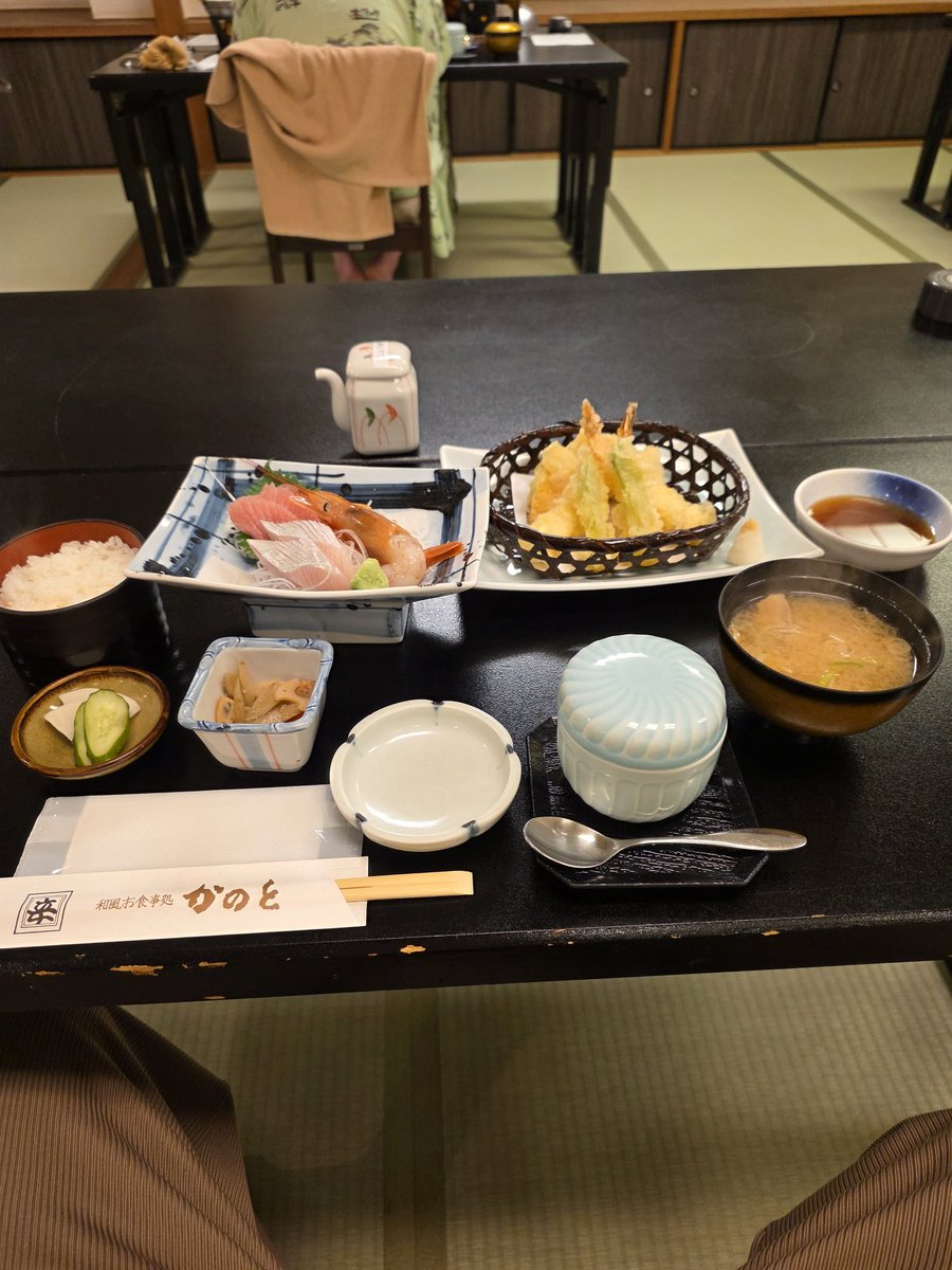 shanks_kawasaki's tweet photo. ワーケーション6日目
引きこもってるとは家6日もしてるとさすがにつかれてきた笑

昼から温泉、サウナでリフレッシュした後ゴリゴリ実装とディレクションしました。

案件も順調で、もう1個増やそうと思ってたけど、今の稼働ちょっと増やして30万アップも狙えそう。

6日の旅で考えも整理できた。

これから帰宅

とはいっても明日から神戸いったり、来週の月～水も伊豆にワーケーション行くので今月はまだまだ旅行行くよ！