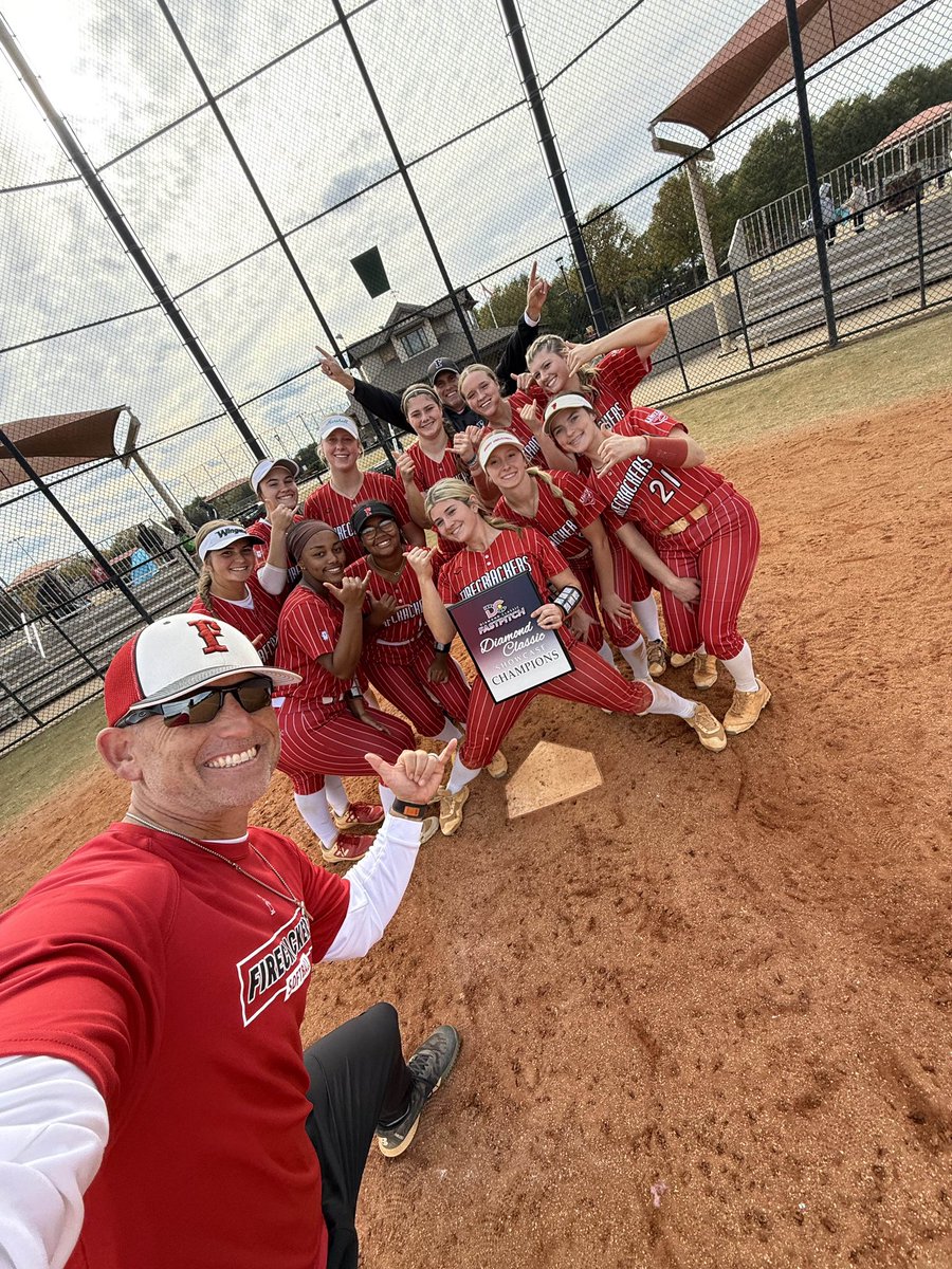 Gabbywright2009's tweet photo. So ready to get on the field  with my girls, Coach Kevin, and Coach Dave!!🥎❤️ Summer here we come….  @larousa6 @FC_LaRousa https://t.co/jd8O76OBfu