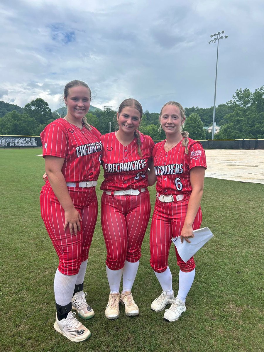 Gabbywright2009's tweet photo. So ready to get on the field  with my girls, Coach Kevin, and Coach Dave!!🥎❤️ Summer here we come….  @larousa6 @FC_LaRousa https://t.co/jd8O76OBfu