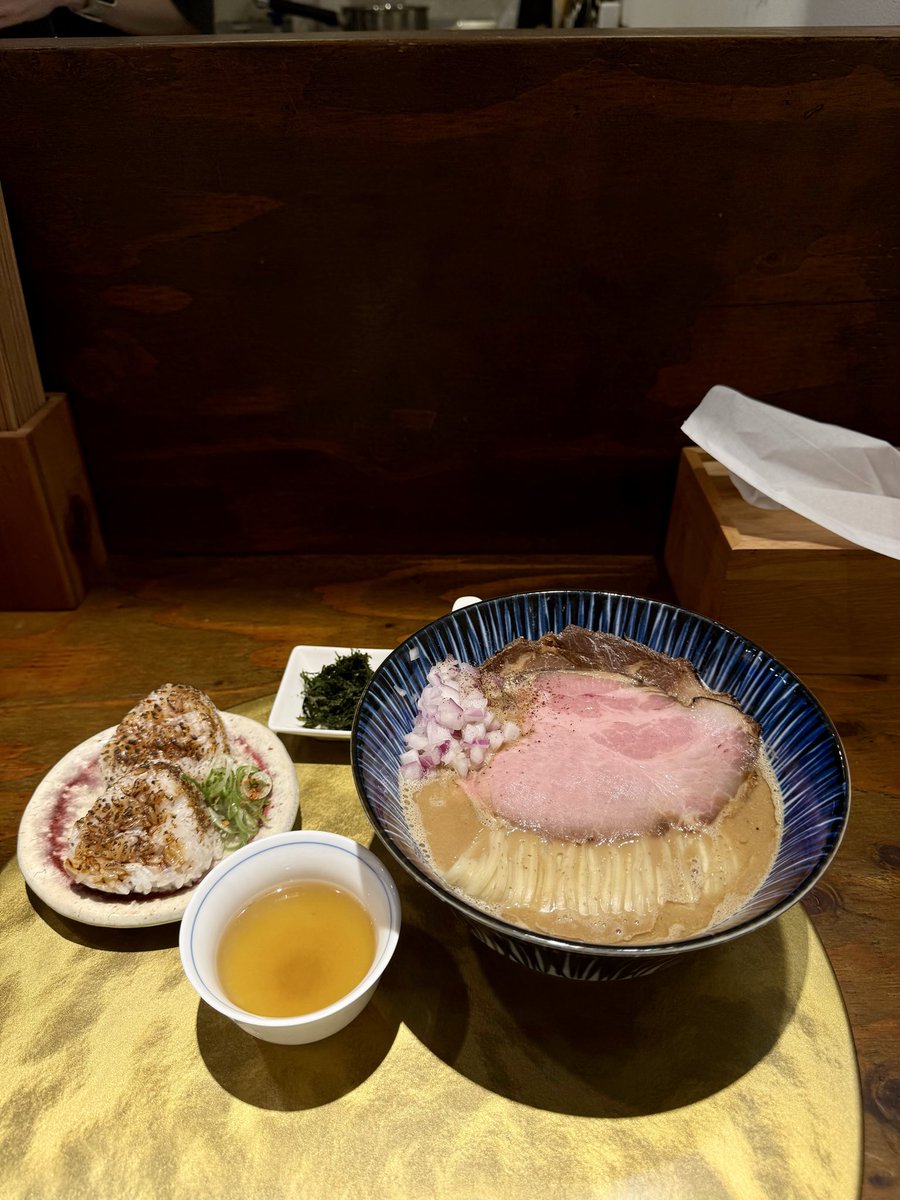 fda141's tweet photo. ２０２６年６１杯目

RAMEN SHIGENOさん

双貝ドロ白湯そば🍜
多加水平打ち麺ver.
〆におにぎり🍙ドボン https://t.co/BeY9j8PAkh
