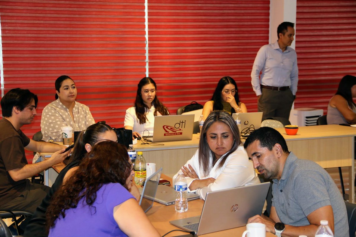 pcramirezs's tweet photo. Hoy cierro con gratitud una experiencia que confirma algo que veo cada vez más claro: la IA no reemplaza talento humano… lo potencia cuando hay método, criterio y propósito. 🤖✨

Con la Universidad Incarnate Word Campus Bajío, concluimos la 3ra Generación del curso “IA para los Negocios”, con un grupo diverso y, en su mayoría, personas que iniciaron desde cero.

📌 Resultados del cierre:
⭐ Promedio de recomendación: 9.89/10
🚀 NPS: +94.4 (17 promotores, 1 pasivo, 0 detractores) 

Lo que más se repitió en comentarios (y me alegra muchísimo):
“paso a paso”
“lenguaje sencillo”
“aplicable de inmediato” 

Y lo mejor: esto sigue creciendo. 

✅ 4ta Generación en proceso
🧠 5ta en planeación

Si quieres llevar IA a procesos reales (ventas, marketing, finanzas u operación) con enfoque práctico y responsable:
👉 Lee la nota completa (incluye galería):
https://t.co/nP5i9xuYeB 

📩 Solicita una capacitación especializada para tu personal: contacto@emprendhec.com

#InteligenciaArtificial #IAParaNegocios #EmprendHEC #UIW #EducaciónContinua #Productividad #Innovación