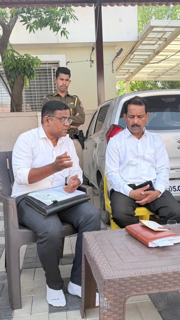 LChandrase57170's tweet photo. Submitting memorandum to Honourable MP Sri Bhasker Bhagre, Dindori constituency https://t.co/sGKwfsPIW8