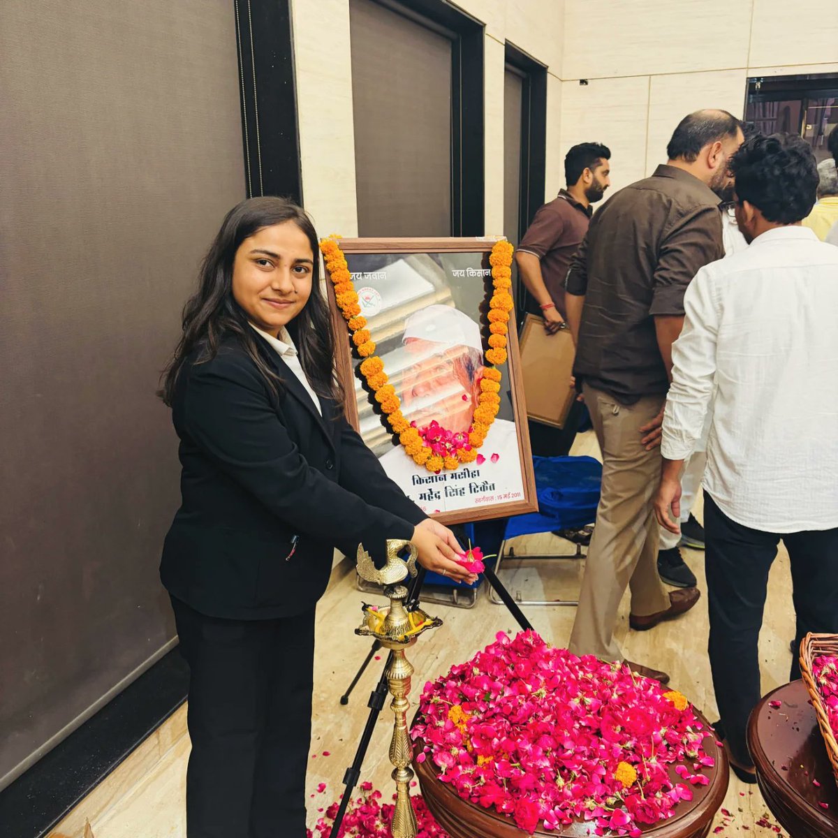 misikaRLD's tweet photo. जिन्होंने किसान को झुकना नहीं, हक़ के लिए डटकर खड़ा होना सिखाया।धरती पुत्रों की आवाज़, किसानों के स्वाभिमान की पहचान बाबा महेन्द्र सिंह टिकैत जी को पुण्यतिथि पर शत्-शत् नमन। 🙏
#babatikait https://t.co/upUfYJO9oh