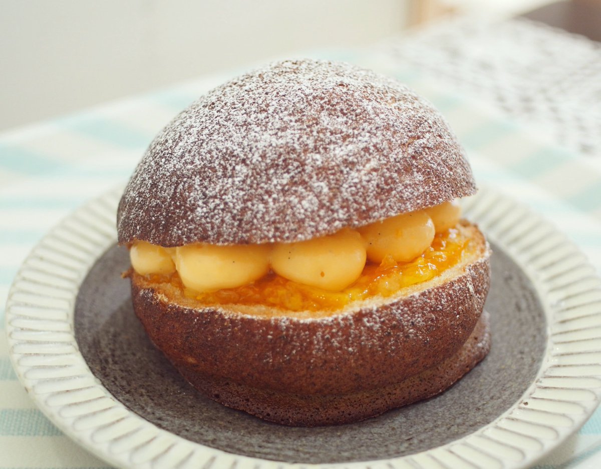 toco_pan's tweet photo. 少しずつですが、まだ色々揃ってますよ〜♪
瀬戸内レモンのチーズケーキ、みかんジャムと紅茶のブリオッシュもまだあります！
サイフォンコーヒー以外にカフェラテもできますよ♡
美味しいパンとコーヒーでほっこりして下さいね♪
ご来店お待ちしてます😊♡ https://t.co/h0xGxzCCoU