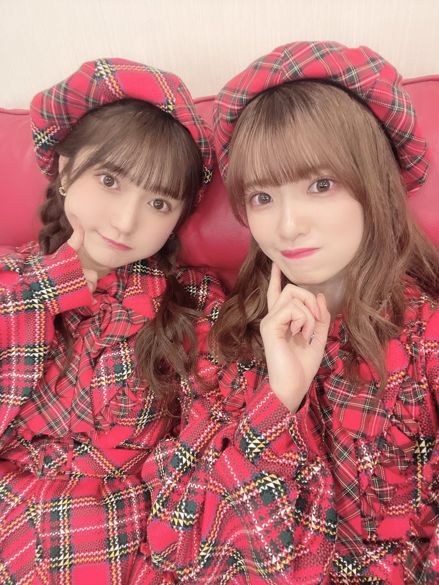 muto_orin's tweet photo. センター曲をそれぞれいただいた時も
アルバム選抜で名前を呼ばれた時も
おんなじタイミングだったね。

一緒に喜び合える仲間がいたこと、
その存在が一緒に頑張ってきたくるちゃんだったこと、本当に嬉しかったの。

約9年半、たくさんたくさんありがとう。
#鈴木くるみ卒業公演 盛り上げます！💐💜 https://t.co/NK2uiV9kyB