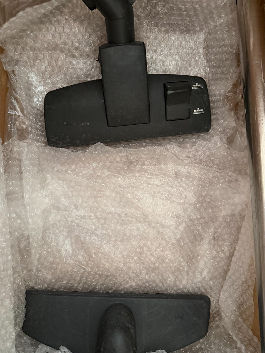 GonsoSolo's tweet photo. @Wallapop se niega a aplicar el seguro de envío por una aspiradora rota por el transportista. Demuestro con fotos que iba perfectamente protegida con burbujas y me contestan con correos automáticos sin mirar las pruebas. Impresentable. #Wallapop #Consumo https://t.co/XtdY9Mwsjw