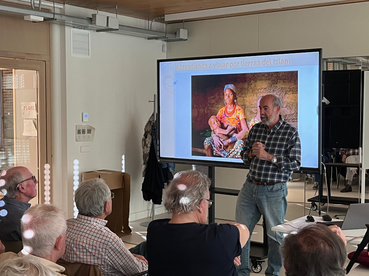 afosants's tweet photo. Ahir vam rebre en Josep Blanch amb la xerrada “Fotografiar el món islàmic”. Ens va parlar de fotografia, cultura, vestimenta i formes de vida. Molt interessant! 📸
Associació Fotogràfica de Sants

#afosants
#associaciofotograficadesants
#espaiveïnalolzinelles
#somsantsmonjuïc https://t.co/PgIb6hAvfB