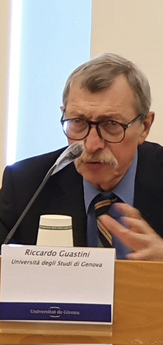23Rapp's tweet photo. Estudios sobre la interpretación jurídica de Riccardo Guastini

Este libro es una recopilación de ensayos (o estudios) del destacado filósofo del derecho italiano Riccardo Guastini, uno de los mayores exponentes contemporáneos de la teoría analítica de la interpretación jurídica. 
Se trata de un texto analítico, descriptivo y realista, que examina cómo los juristas (especialmente jueces y doctrina) atribuyen significado a los textos normativos. Fue publicado en español por la UNAM con traducción de Marina Gascón y Miguel Carbonell.

Enfoque general y método
Guastini propone una teoría de la interpretación entendida como:
- Análisis lógico del discurso de los intérpretes (no una doctrina prescriptiva sobre cómo debería interpretarse).
- Distinción clara entre teoría (descriptiva, científica: qué hacen realmente los intérpretes) y doctrina (normativa, ideológica: qué deberían hacer). Muchas “teorías” son en realidad doctrinas encubiertas.

Rechaza visiones cognitivistas (la interpretación como mera “descubierta” de un único significado correcto) y defiende un escepticismo interpretativo moderado: el derecho es indeterminado (por vaguedad, ambigüedad y lagunas), y la interpretación judicial es frecuentemente discrecional.

Distinciones clave
- Interpretación en abstracto vs. en concreto.
- Interpretación cognitiva (identificar posibles significados), decisoria (elegir uno) y creativa.
- Interpretación en sentido estricto (atribuir significado a un texto) vs. construcción jurídica (crear normas implícitas o nuevas).
- Diferencia entre interpretación e integración del derecho (colmar lagunas).

Estructura principal (capítulos aproximados)
1. Conceptos básicos: Ambigüedad del término “interpretación”, objetos de interpretación, teorías interpretativas (cognitivas, escépticas, etc.).
2. Técnicas interpretativas: Uso del lenguaje ordinario, interpretación literal, extensiva, restrictiva, sistemática, histórica, etc.
3. Analogía y argumentos interpretativos.
4. Interpretación constitucional: ¿Tiene peculiaridades? Rol de los tribunales constitucionales, principios, ponderación.

Ideas centrales
- El lenguaje jurídico es inherentemente vago y ambiguo.
- Los jueces no solo “aplican” el derecho: a menudo crean  o construyen normas.
- Los argumentos interpretativos (literal, sistemático, teleológico, etc.) sirven más para justificar decisiones que para determinar un único resultado correcto.
- Crítica a posiciones como las de Dworkin (que confunden teoría con doctrina).

Es una obra esencial en la filosofía del derecho contemporánea de habla hispana. Muy útil para estudiantes y profesionales interesados en metodología jurídica, argumentación judicial, interpretación constitucional y teoría del derecho.
 Ofrece herramientas conceptuales claras y rigurosas para entender la práctica interpretativa real, más allá de los discursos ideales o prescriptivos.

Guastini desmonta mitos sobre la “objetividad” de la interpretación y ofrece un marco realista y analítico para comprender cómo funciona realmente el derecho en manos de sus intérpretes.