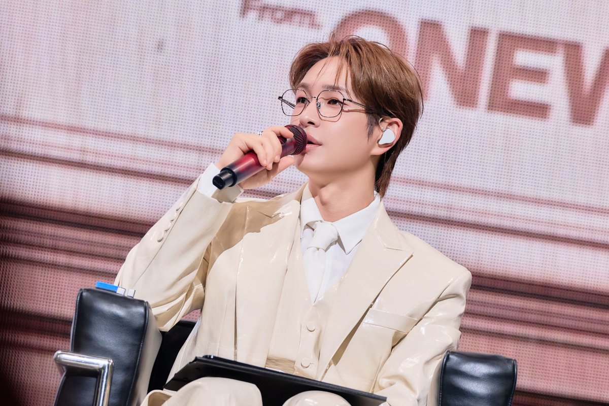 ONEW tweet media