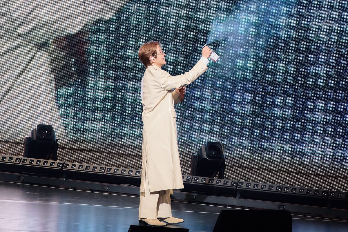 ONEW tweet media