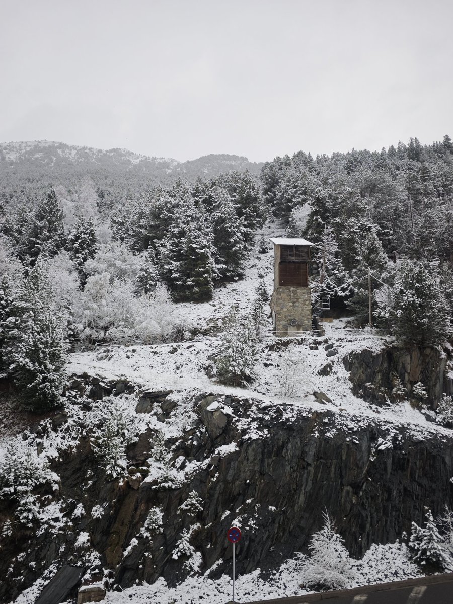 pedrolacacerola's tweet photo. Bordes d'Envalira. 1950m. #Andorra๐ฆ๐ฉ #SnowIsBack https://t.co/KtXiAHIrZB