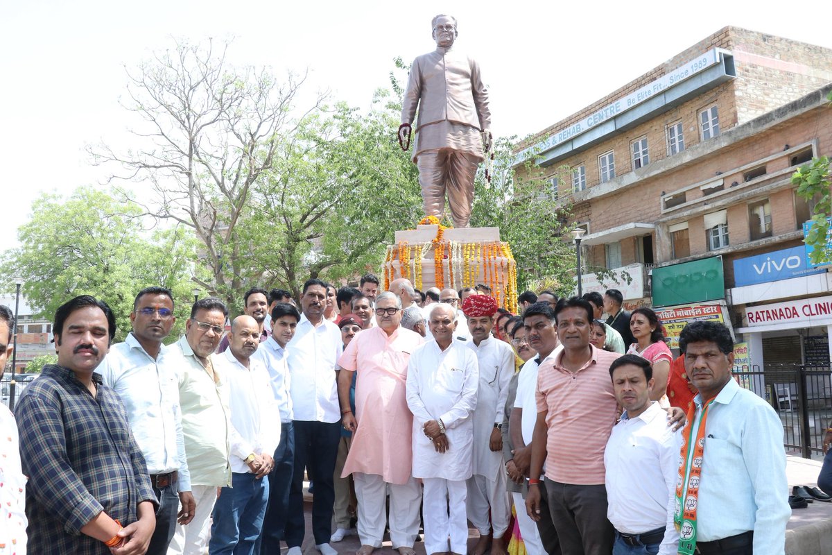 drmahendrabjp's tweet photo. आज जोधपुर की पावन धरा पर राजस्थान के गौरव, सादगी के प्रतीक एवं पूर्व उपराष्ट्रपति श्रद्धेय भैरों सिंह शेखावत जी ‘बाबोसा’ की पुण्यतिथि के अवसर पर उनकी प्रतिमा पर पुष्पांजलि अर्पित कर भावभीनी श्रद्धांजलि दी।
#BhaironSinghShekhawat #Babosa #Jodhpur @BJP4India @BJP4Rajasthan https://t.co/Agt8fq18q2