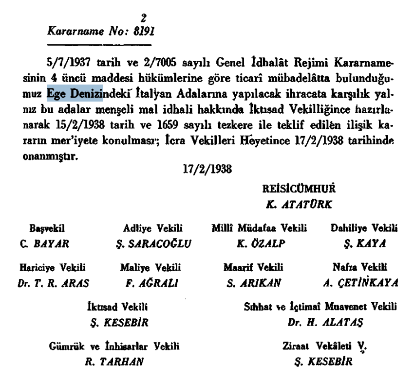 tolgashirin's tweet photo. "Ege Denizi" yerine kullanılması önerilen “Adalar Denizi” adını sorunlu  görüyorum.

1-) İfade, denizin asli karakterini “ada yoğunluğu” üzerinden tarif ettiği için, uzun vadede Türkiye’nin Ege’de savunduğu “anakara dengesi” yaklaşımını semantik düzeyde zayıflatabilir. Denizi “adalar” üzerinden tanımlamak, farkında olmadan ada merkezli egemenlik anlayışını güçlendirebilir. 

2-) Ege sözcüğü Türkçede çocukların adlarına kadar yerleşmiş bir sözcüktür. Keza 1930'larda, Atatürk döneminde de "ege", "egemenlik" sözcüğünün etimolojik kökeninde de yer aldığından (eke-öke: aga-ağabey) hareketle Türkçe kabul edilip kullanılmıştı.

Hatta "Atatürk bu sözcüğü kullanmazdı" iddiasına karşılık Paşa'nın altına imza attığı 8191 sayılı "Ege Denizindeki İtalyan Adalarına Yapılacak İhracat Hakkında Kararname"yi aşağıya koyuyorum.

3-) 1970'li yıllarda Yunanistan'ın "Yunan Adaları" ifadesini kullandığı her yerde Türkiye, ifadeyi "Ege Adaları" diye düzeltip daha nötr bir terminolojiye dayanma iddiasında bulunurdu. Arşivleri açıp okuyabilirsiniz. Kendi terminolojik geleneğinizi kafanıza göre değiştiremezsiniz.

Böyle köklü bir adı değiştirmeye çalışmak, çoğu zaman doğal bir dil dönüşümünden ziyade ideolojik müdahale gibi görünür. Bu da Türkiye'nin tezlerini zayıflatabilir.

4-) Böyle pek bir etki doğurmayacak türden terminolojik kavgalarla uğraşmaktan evvel Lozan'ı tahrip eden Yunanistan'ın adalardaki silahlandırma politikasına karşı bir şeyler yapma zamanıdır.