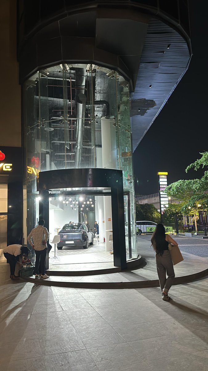TeslaClubIN's tweet photo. Visited the new Tesla Experience Center in Bengaluru yesterday🔋!

Model YL is there as well. 

Happy to see Tesla presence in the city finally. Back in 2021, Tesla's India entity was incorporated in Bengaluru. 

Always great to meet @prashanth_k_n &amp; @akhilkv ⚡ https://t.co/BXtpwZNY7B